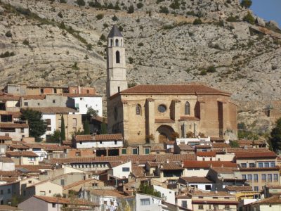 Castellote,_Teruel,_España._Vista_parcial_del_pueblo_con_la_iglesia_de_San_Miguel