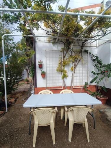 Jardin vista con mesa - Casa Rural El Arquero
