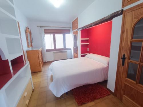 Habitación grande con cama matrimonial - Casa Rural El Arquero