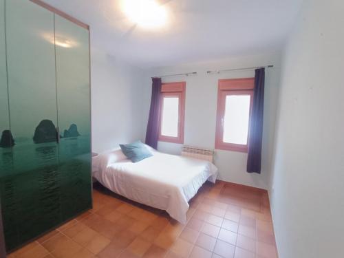 Habitación mediana con una cama - Casa Rural El Arquero